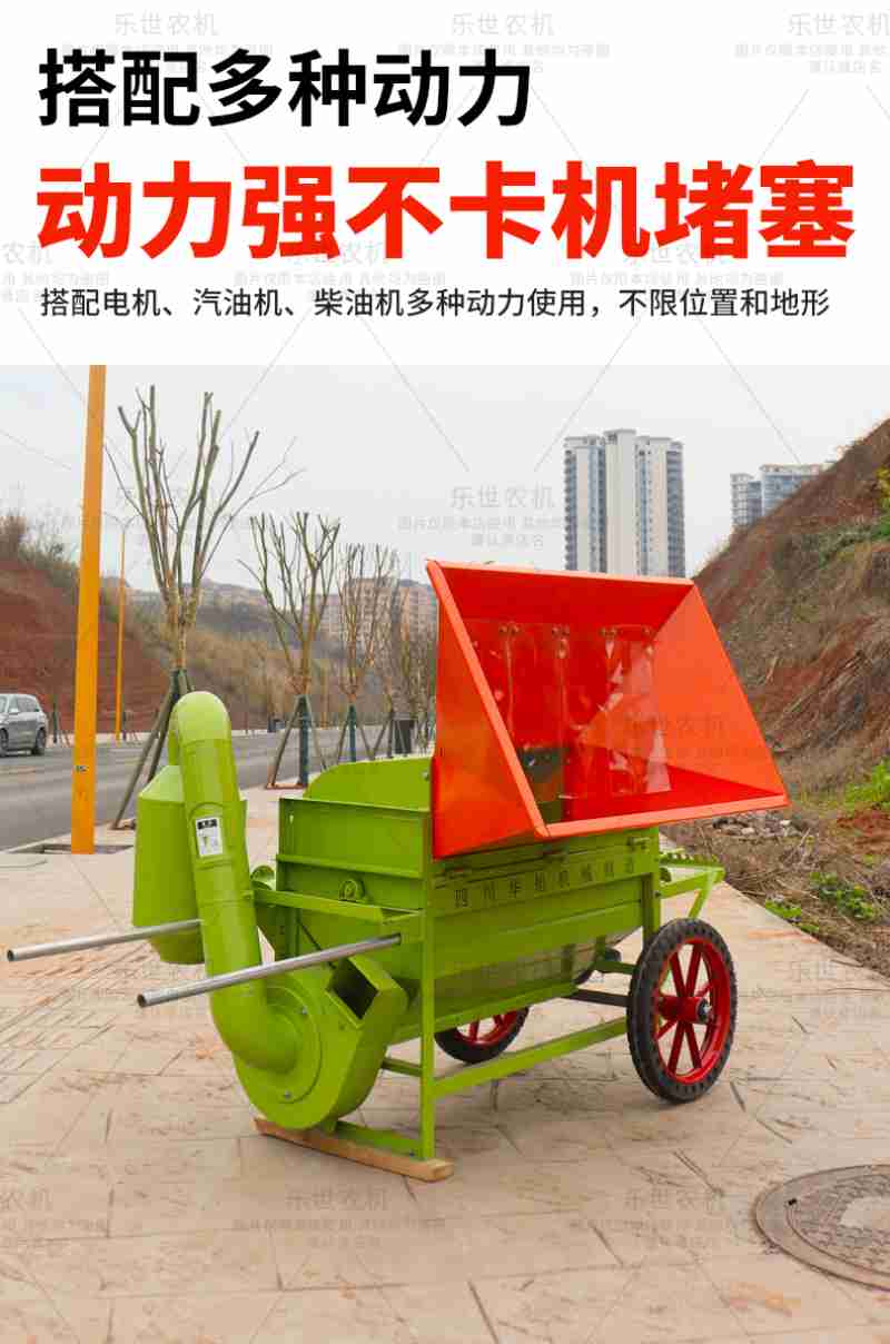 ▲ 胡剑江(左)去年中秋节期间向市民派发节日纪念品。